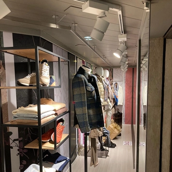 Illuminazione su misura per un negozio di abbigliamento